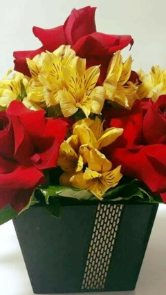 Arranjo de rosas vermelhas e lírios amarelos