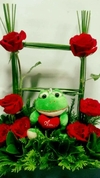 Arranjo de rosas no sapinho de pelúcia
