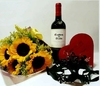 Combo Buquê de girassóis + vinho + Bombons de chocolate 5 unidades + máscara carnaval