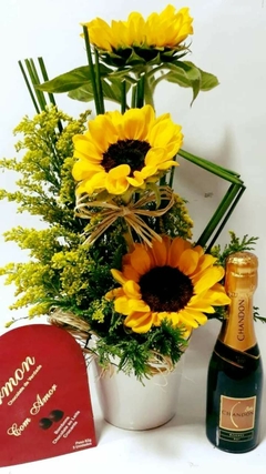 Combo arranjo girassol + bombons 5 unidades + baby champanhe