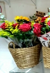Buquê de Rosas e Girassol na cesta de palha