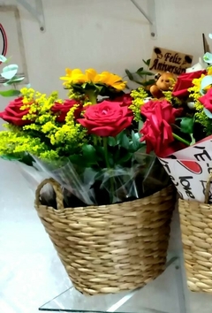 Buquê de Rosas e Girassol na cesta de palha
