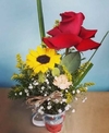 Arranjo de girassol com rosa na caneca