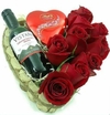 Cesta de coração com rosas, vinho e chocolate