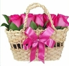 Sacola de palha com rosas pink