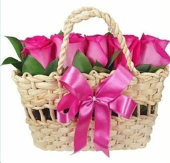 Sacola de palha com rosas pink