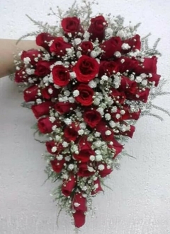 Buquê de noiva com rosas e mosquitinho branco