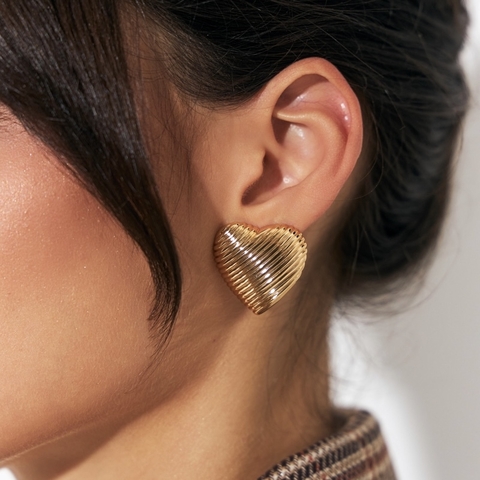 Brinco Coração Texturizado Banhado a Ouro