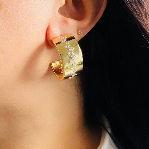 Meia Argola Larga com Cristais Banhada a Ouro - comprar online