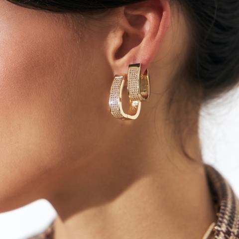 Argola Retangular Cravejada Banhado a Ouro