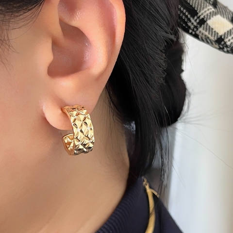 Meia Argola em Losango e Zircônia Banhada a Ouro