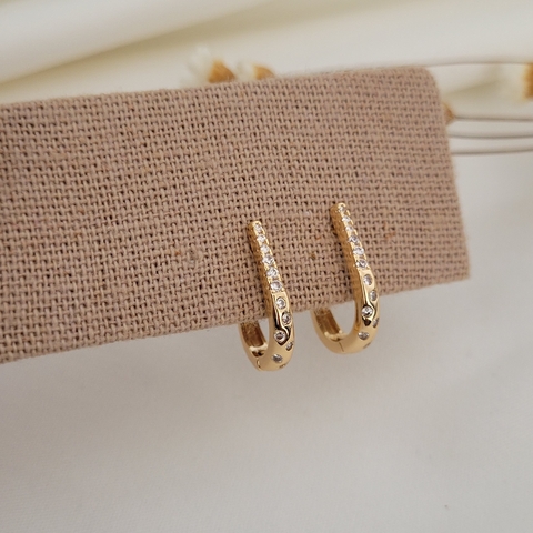 Argola Curva Cravejada Banhado a Ouro