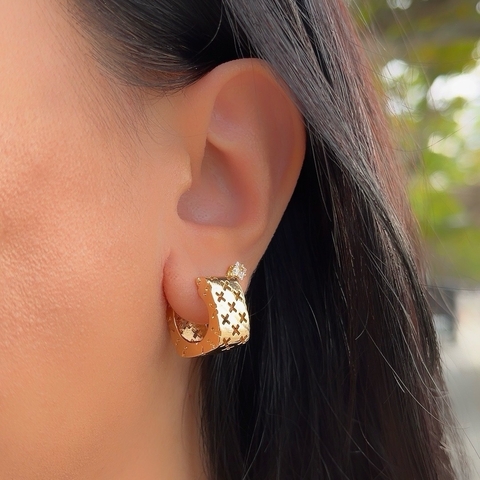 Argola Quadrada Vazada em X Banhado a Ouro