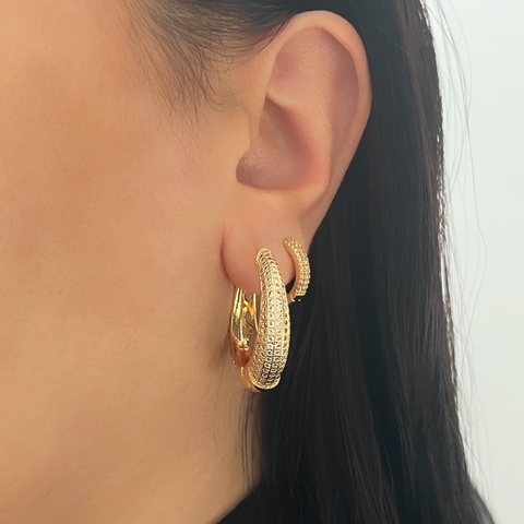 Argola Redonda Cravejada Banhada a Ouro