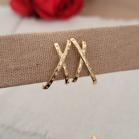 Brinco Ear Hook em X Banhado a Ouro