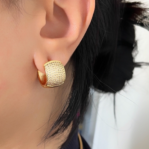 Argola com 9 Fileiras de Zircônias Banhada a Ouro