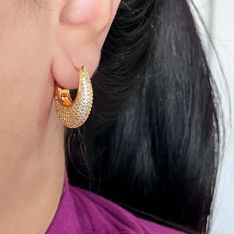 Argola Oval Cravejada Banhada a Ouro