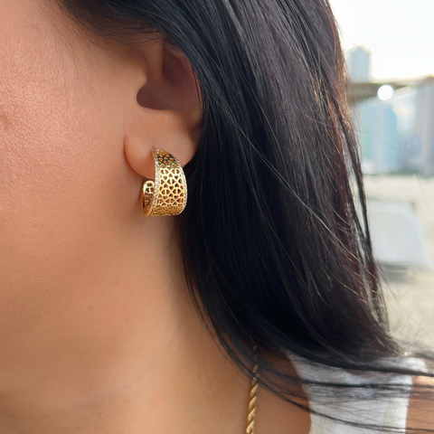 Brinco Meia Argola com Corações Banhado a Ouro