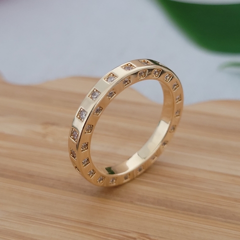 Anel Cravado com Pedras de Zircônias Banhado a Ouro