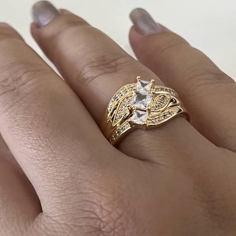 Anel com Cristais Quadrados Banhado a Ouro