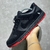 Tênis Nike SB Dunk Low Pro Pombo, é composto em maior parte na cor preta, parte em camurça e couro, e a sola vermelha.