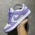 Tênis Nike SB Dunk Low Pro Feminino, Composto pelas cores Roxo Lilás  e Branco, excelente opção para complementar o charme das mulheres