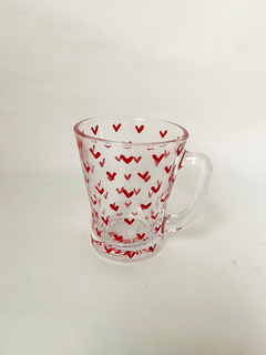 Caneca corações vermelhos na internet