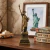 Enfeite Estátua da Liberdade Decorativa de Metal 15cm Livon - comprar online