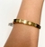 Bracelete dourado de metal de São Bento