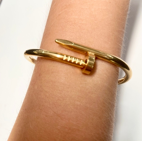 Bracelete dourado de metal em formato de prego
