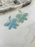 Brinco esmaltado azul bijuteria