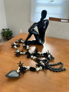 Colar de Mesa Decorativo Rústico Pedras Naturais e Madeira - Coleção Corais Negros na internet