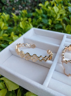 BRACELETE INSPIRAÇÃO TREVO CRAVEJADO E VAZADO DOURADO - comprar online