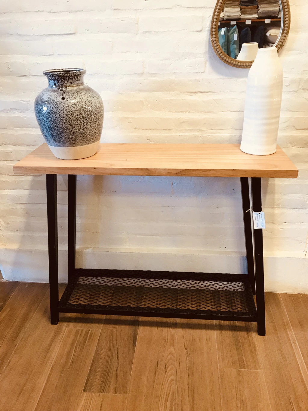 MESA DE ARRIME CON ESTANTE