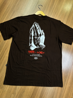 CAMISETA DEXTER HANDS MARROM CHRONIC - comprar online