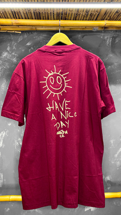 CAMISETA HAVE A NICE DAY BORDÔ SNAPPER na internet