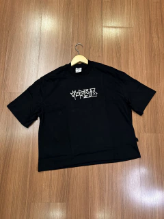 CAMISETA OVERSIZED BOXY PREMIUM URBAN LETTERING PRETA TRIP SIDE