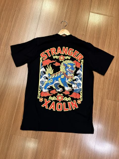CAMISETA XAOLIN FOO DOG PRETA STRANGER