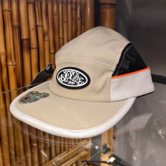 BONÉ FIVE PANEL MESH TAG BEGE TRIP SIDE