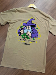 CAMISETA MAKE MONEY LIKE MAGIC BEGE STRANGER na internet