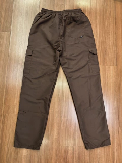 CALÇA CARGO TECTEL SQUARE LOGO MARROM SNAPPER - OÁSIS COMPANY