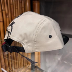 BONÉ FIVE PANEL TAG MONO PRETO/BEGE TRIP SIDE - OÁSIS COMPANY