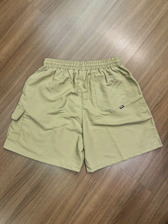 SHORTS CARGO TECTEL LOGO TAG BEGE SNAPPER - OÁSIS COMPANY