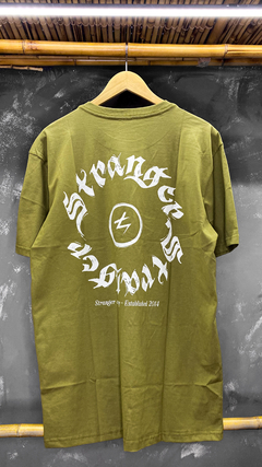CAMISETA MEDI LETTERS VERDE STRANGER na internet
