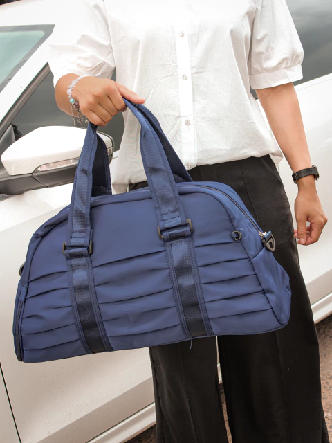 Bolsa esportiva ou viagem franzida na internet
