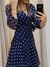 Vestido longo com estampa de bolinhas e babados em camadas - Descompliqueme