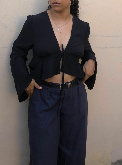 Blusa com babado e manga sino