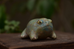 FIGURA MINI RANA DE LLUVIA DEL DESIERTO - Duende Alfarero