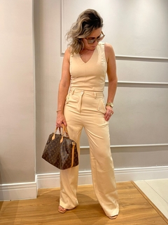 Com corte amplo, a calça Any traz muito mais do que estilo e personalidade para o look. Liberdade e conforto também traduzem muito bem o que o modelo representa. A peça que é um clássico do guarda-roupa feminino, é bastante democrática, pois não marca as 