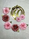 Topo circular com flores em camadas